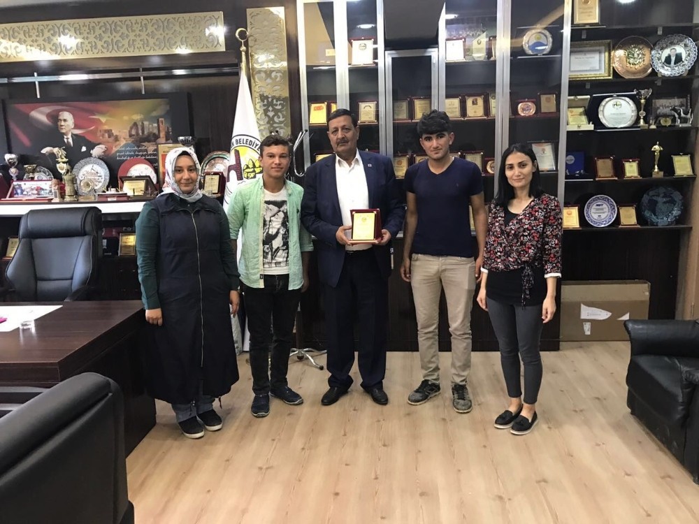 Özyavuz’dan başarılı öğrencilere hediye