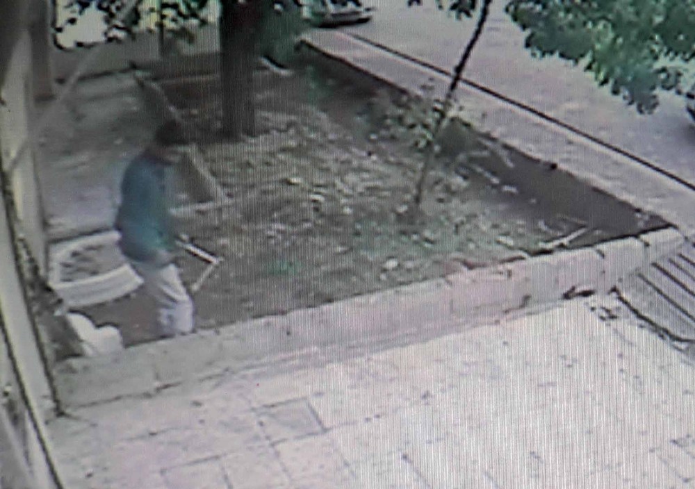 İş yeri sahibi içeride iken dükkanı soymaya kalktı