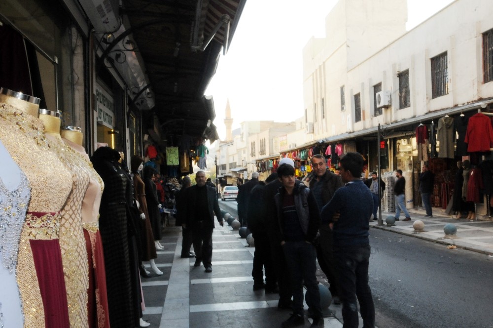 Oğullarını evlendirmek için geldikleri Şanlıurfa’da dolandırıldılar