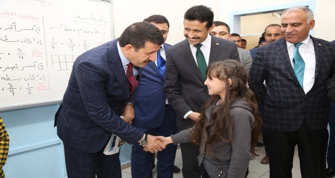 Ekinci öğrencilerin sevincine ortak oldu