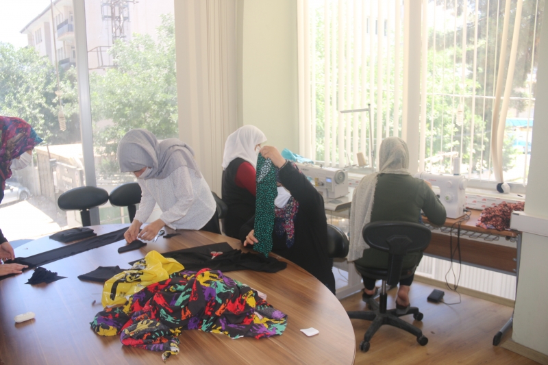 EL EMEĞİ GÖZ NURU KIYAFETLER ÇOCUKLARIN BAYRAM SEVİNCİ OLDU