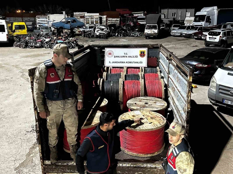 Elektrik kablosu çalan hırsızlar yakalandı