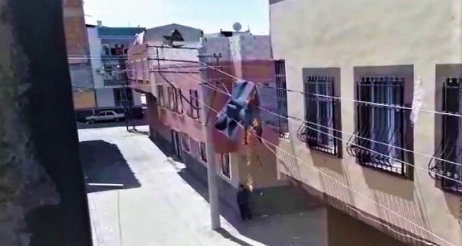 Elektrik tellerine düşen halı alev aldı