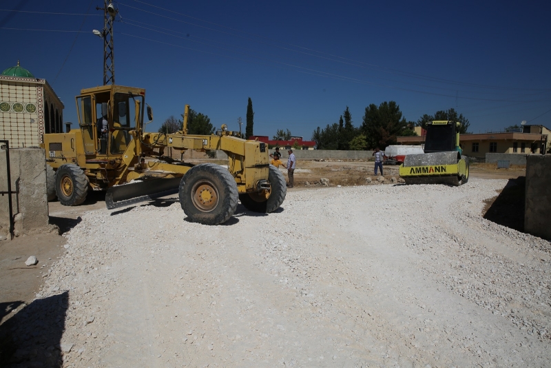 EMİRLER MAHALLESİ YENİ YOLLARINA KAVUŞUYOR