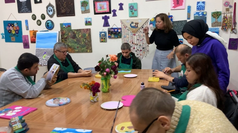 ENGELLER İLGİYLE AŞILIYOR, ENGELLİLER HAYATA UMUTLA BAKIYOR