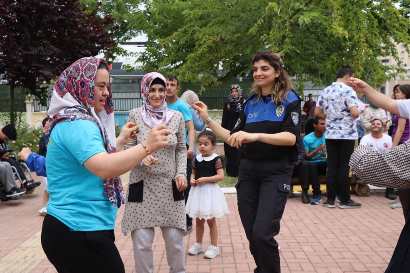 ENGELSİZ YAŞAM MERKEZİNDE “MUTLU OLMAYA ENGEL YOK”