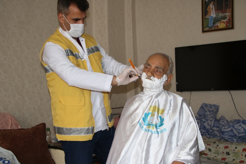 EVDE BAKIM HİZMETLERİ İLE GÖNÜLLERE DOKUNULUYOR