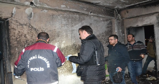 Evinde çıkan yangında dumandan zehirlenen öğretmen hastaneye kaldırıldı