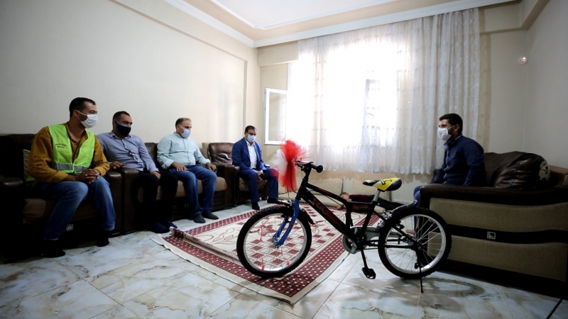 EYYÜBİYE BELEDİYESİ, ÖRNEK DAVRANIŞ SERGİLEYEN PERSONELİNİ UNUTMADI.