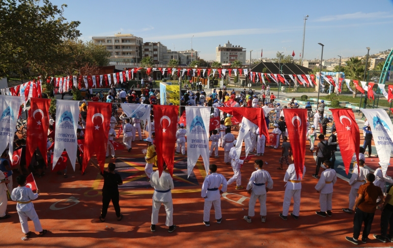 EYYÜBİYE BELEDİYESİ, YÜZLERCE SPORCUYU ÖDÜLLENDİRDİ.