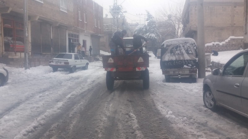 EYYÜBİYE BELEDİYESİ GECE GEÇ SAATLERDEN İTİBAREN KARLA MÜCADELESİNE DEVAM EDİYOR.