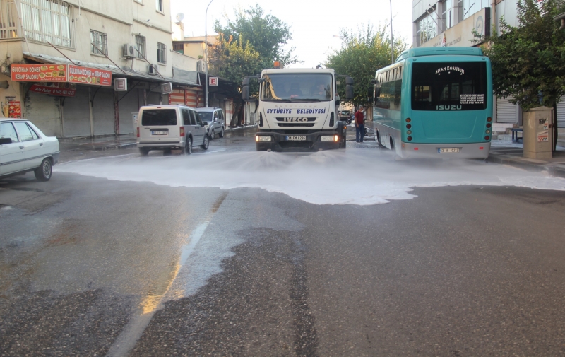 EYYÜBİYE BELEDİYESİ TEMİZLİK EKİBİ DURMADAN İŞ BAŞINDA.