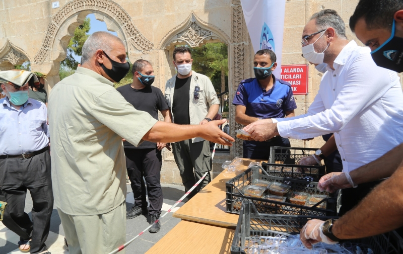 EYYÜBİYE BELEDİYESİNDEN VATANDAŞLARA AŞURE İKRAMI