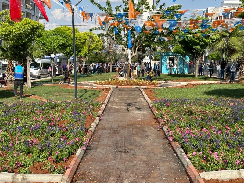 Eyyübiye Parkları Çiçeklerle Renkleniyor