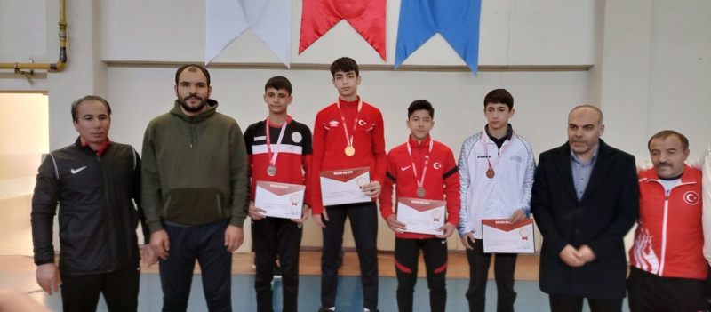 Eyyübiyeli gençler madalyalarla döndü