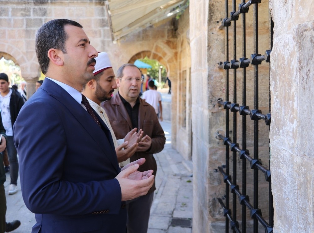 Baydilli Şazeli Ali Dede’nin kabrini ziyaret etti