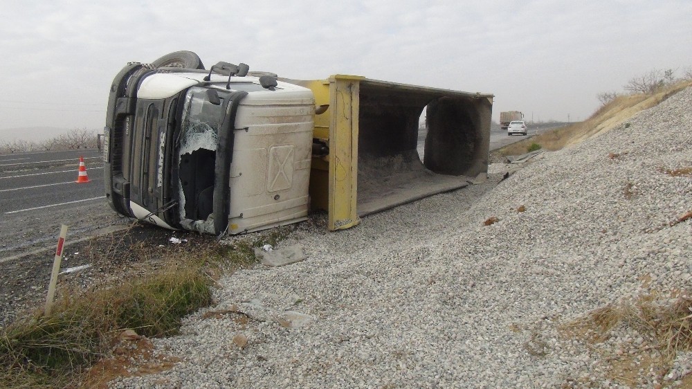 Devrilen hafriyat kamyonunun sürücüsü hayatını kaybetti