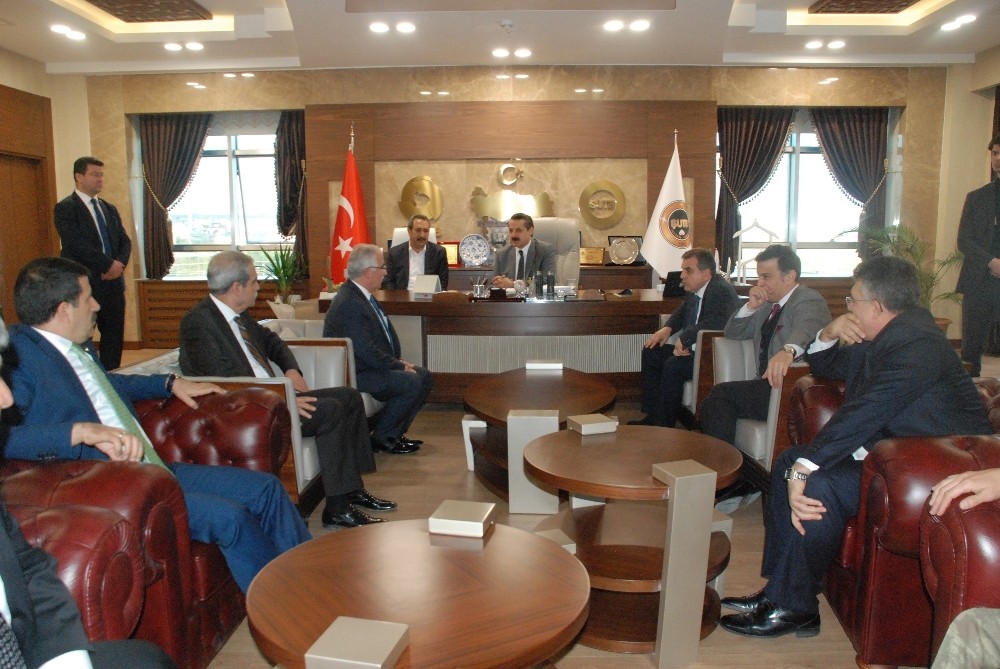 Bakan Çelik’ten Kaya’ya taziye ziyareti