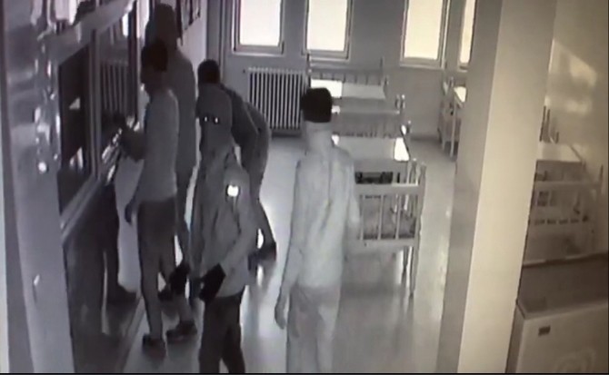 Okulları soyan çocuk hırsızlar kamerada