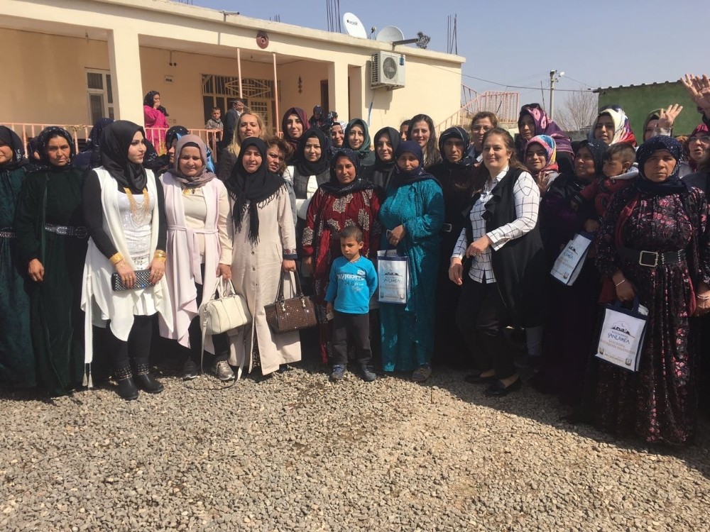 Başkan eşleri sahada referandum çalışmalarını sürdürüyor