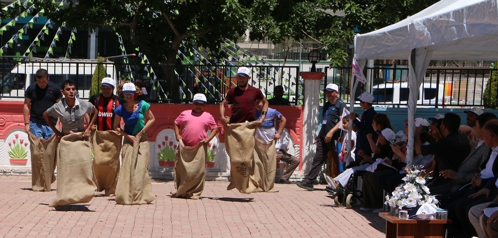 Engelliler hem eğlendi hemde yarıştılar
