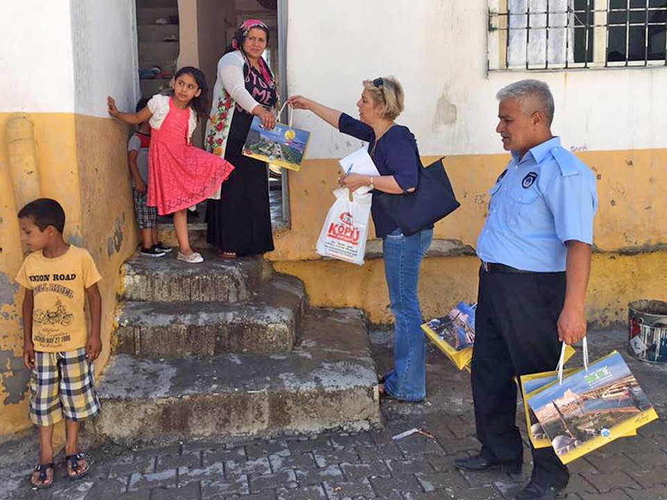 Birecik’te kadınlar evleri dolaşıp sorunları dinliyor