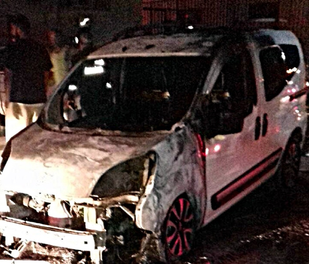 Şanlıurfa’da 4 otomobil kundaklandı