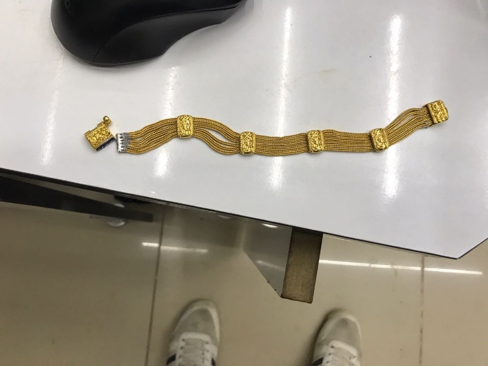 Sahte altın bilezikle kuyumcuyu dolandırdı