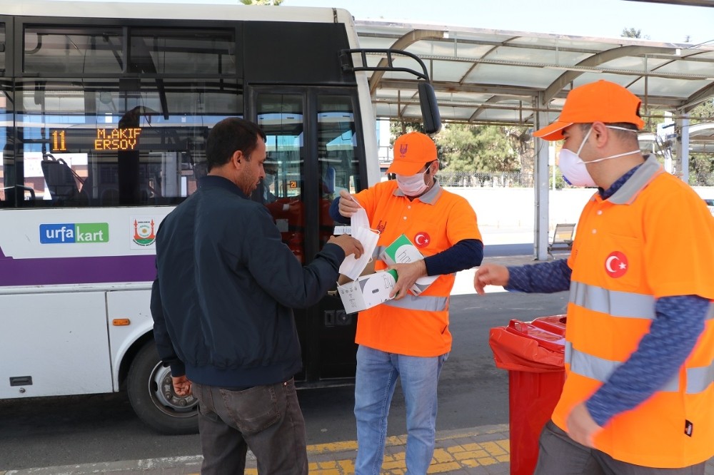 Şanlıurfa’da maske dağıtımı sürüyor