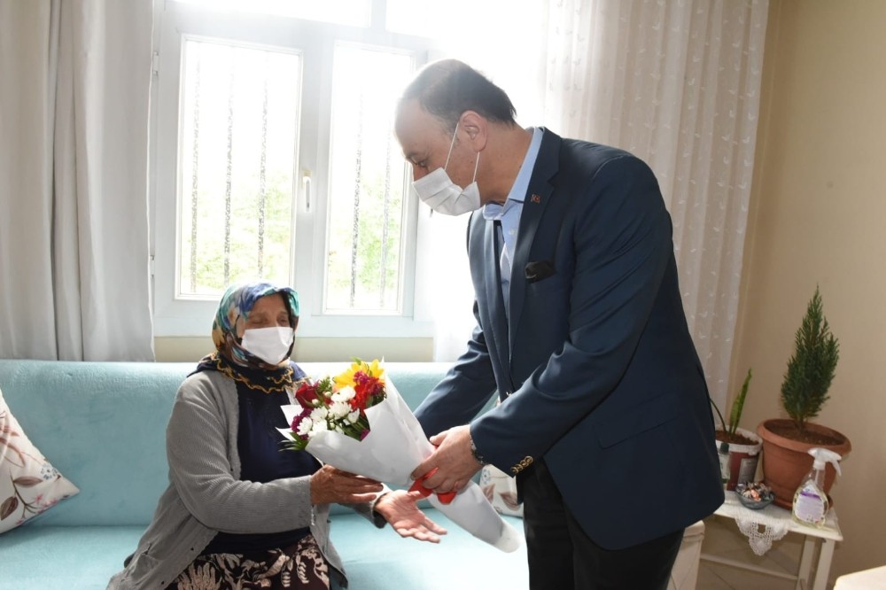 Vali Erin şehit aileleri ile görevi başındaki polislerin bayramını kutladı