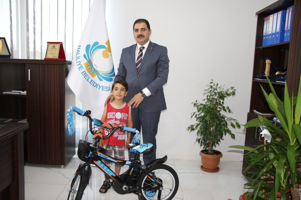 Koca yürekli minik Ömer’e ödül