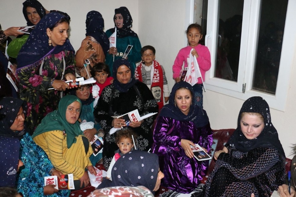 Akçakale Belediye Başkanının eşi Ayşenur Ayhan kadınlardan evet sözü aldı