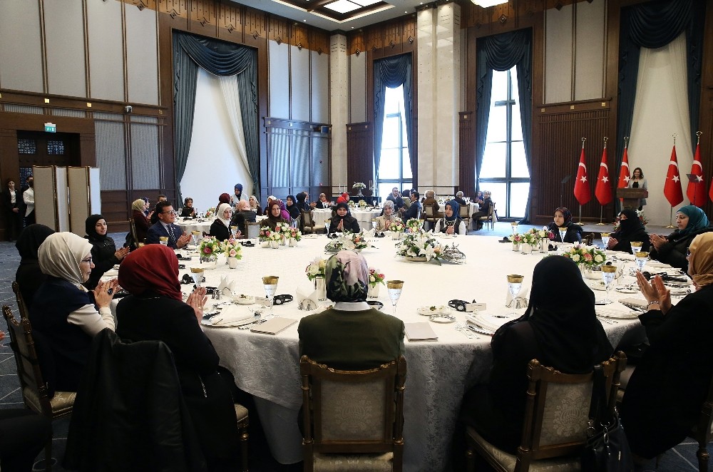 Emine Erdoğan Suriyeli kadınları Külliyede ağırladı