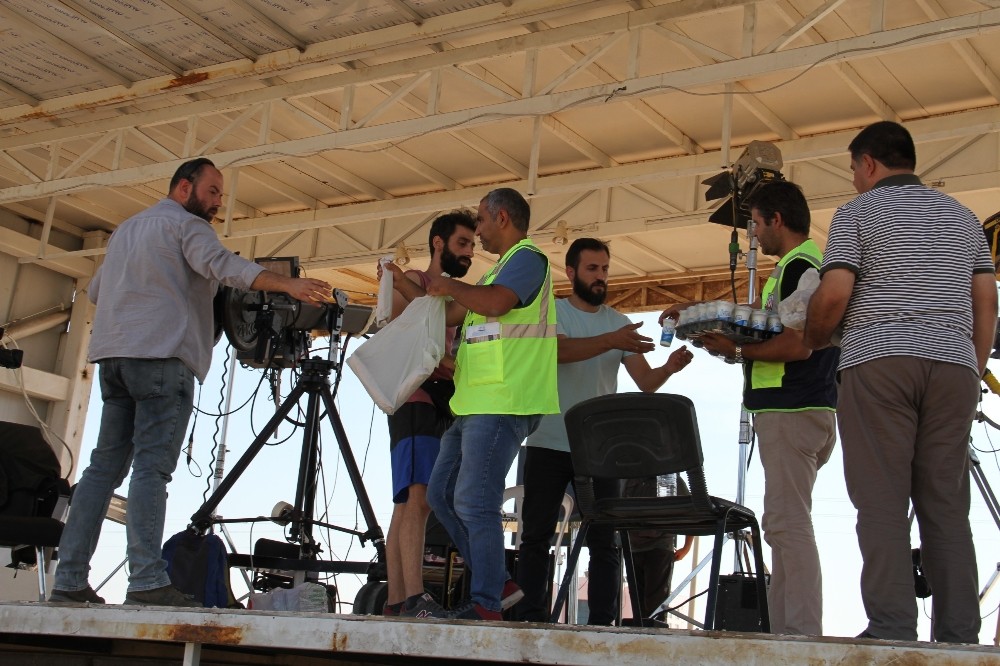 Sınırda görev yapan basın mensuplarına yemek ikramı