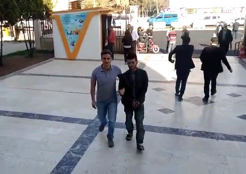 Otomobillerin camlarını kırıp hırsızlık yapan şahıs yakalandı