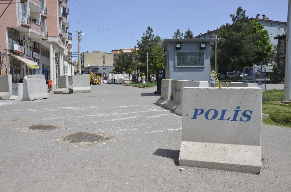 Güvenlik nedeniyle kapatılan cadde trafiğe açıldı