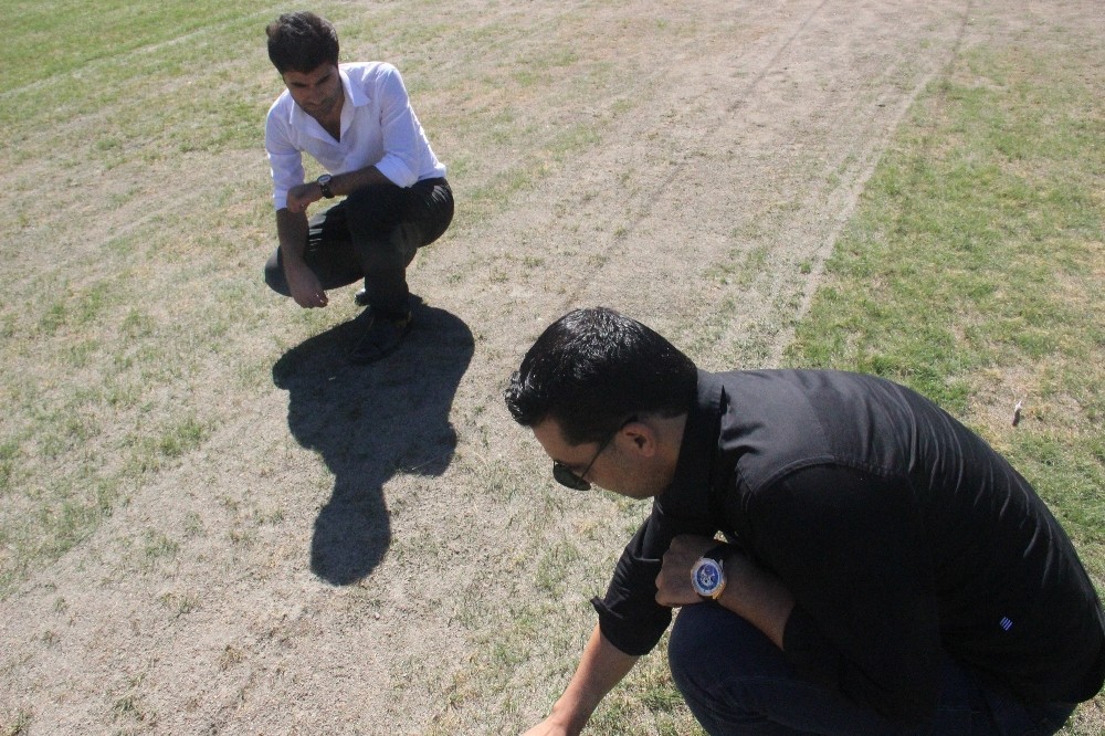 Statta kuruyan çimler tartışma konusu oldu