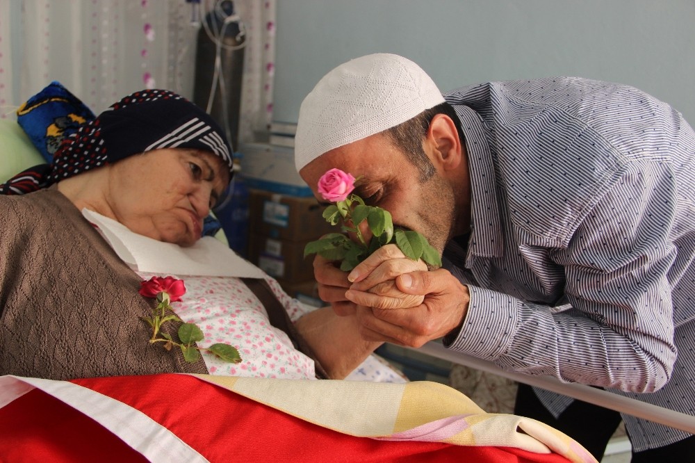 (Özel Haber) Şanlıurfalının 21 yıllık anne vefası göz dolduruyor
