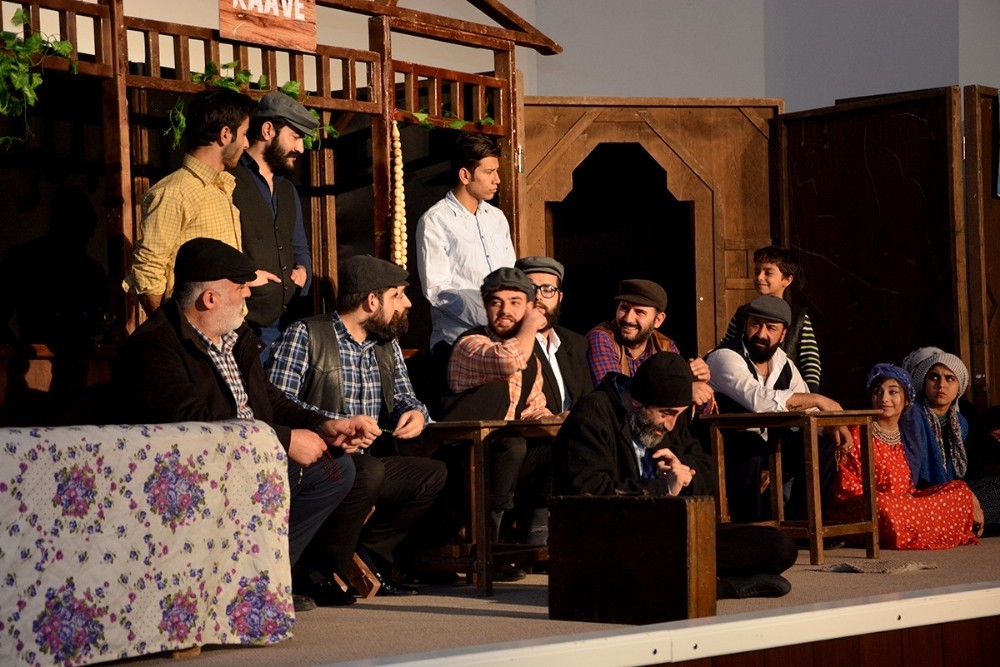 Ceylanpınar’da Tiyatro oyununa ilgi ile izleniyor