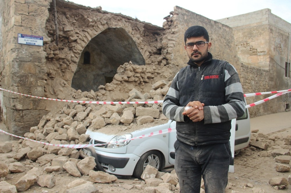 Üzerine duvar yıkılan aracın sürücüsü ölümden döndü