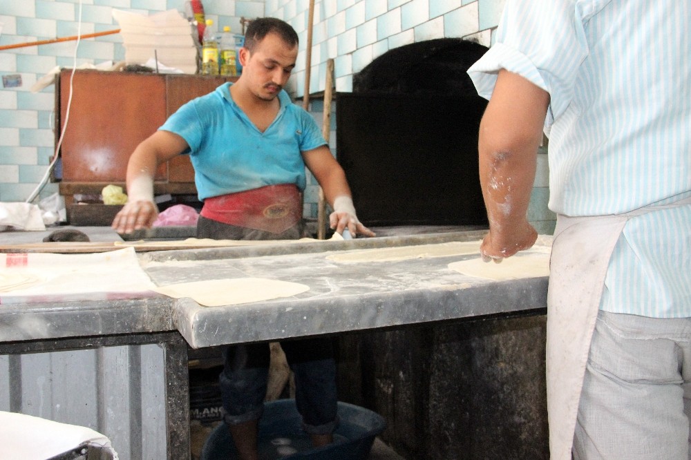 Şanlıurfalı fırıncıların serinleme yöntemleri şaşırtıyor