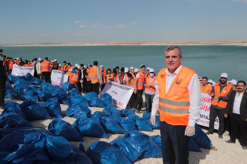 Fıat havzasındaki atıkları gönüllü gençler topladı