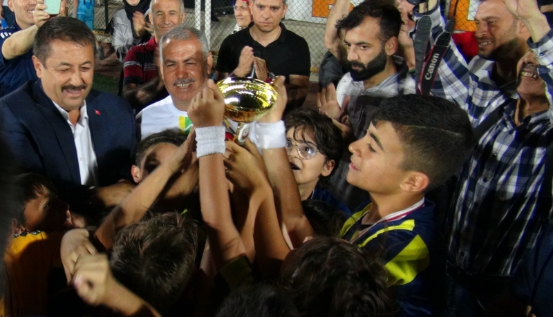 FUTBOL ŞÖLENİNDE ŞAMPİYONLUK KUPASINI FENERBAHÇE KAZANDI