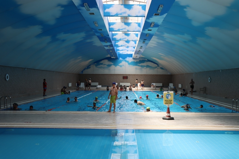 GAP VADİSİ KAPALI YÜZME HAVUZU GENÇLERİN UĞRAK NOKTASI OLDU