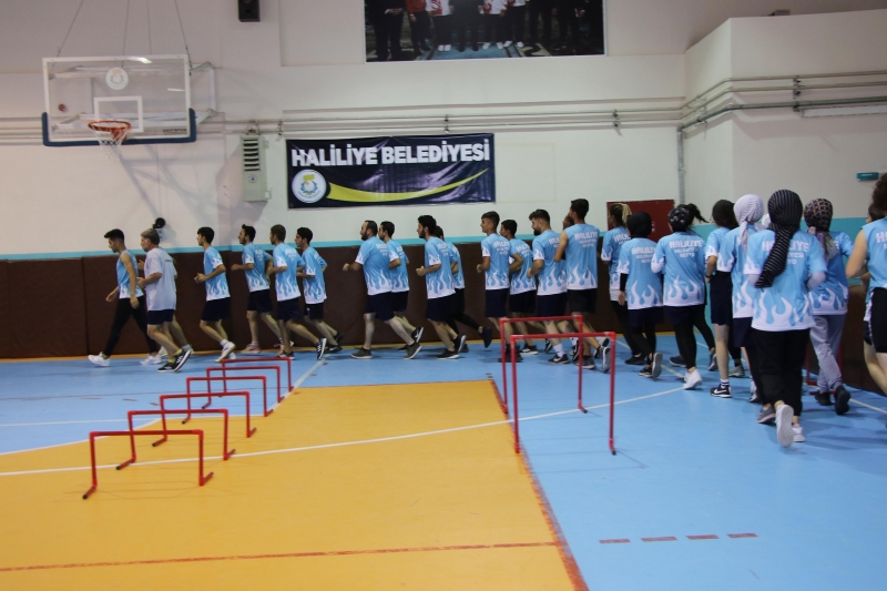 GENÇLER, HALİLİYE BELEDİYESİ İLE HEDEFLERİNİN PEŞİNDE KOŞUYOR