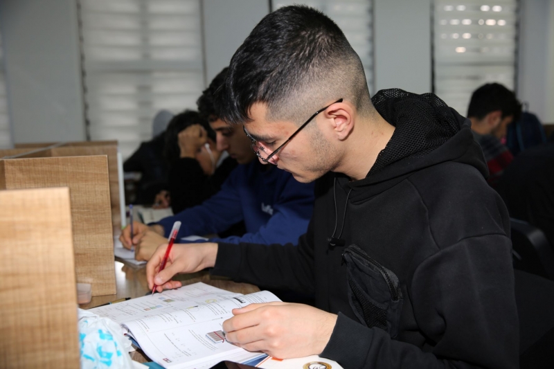 GENÇLER SINAVLARA KARAKÖPRÜ OKUMA EVLERİNDE HAZIRLANIYOR