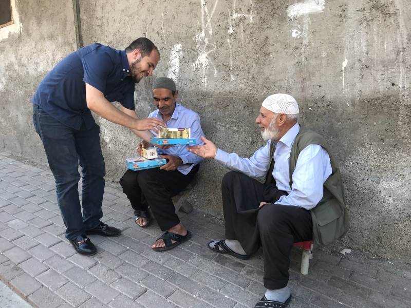 Gençlerden lokum ve kolonya ikramı