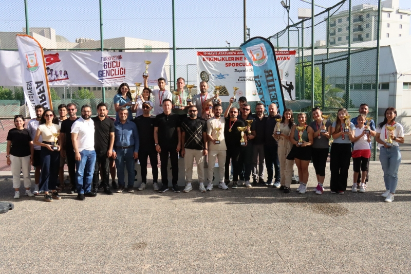 GENÇLİK HAFTASI TENİS TURNUVASI ÖDÜL TÖRENİYLE SONA ERDİ