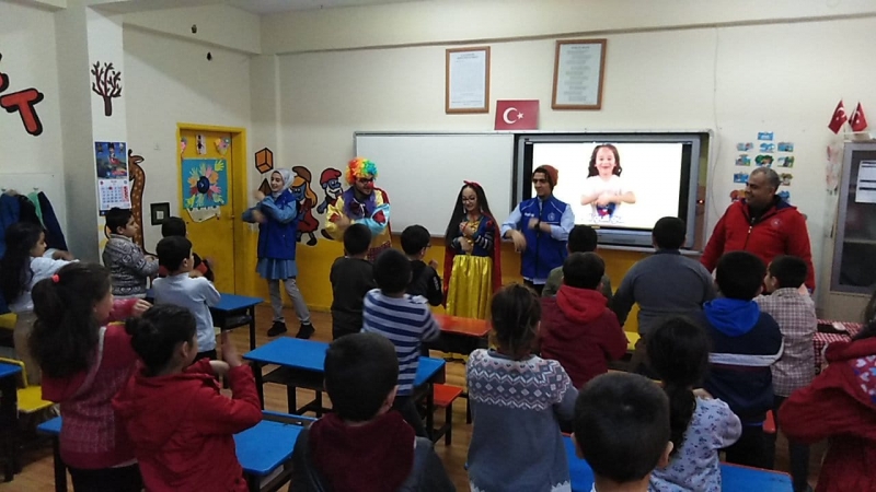 Gençlik merkezi gönülluleri tarafından öğrencilere palyaço etkinligi,