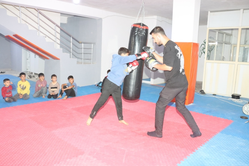 GENÇLİK MERKEZLERİNDE GENÇLER, HEM DERS ÇALIŞIP HEM SANAT ÖĞRENİYOR